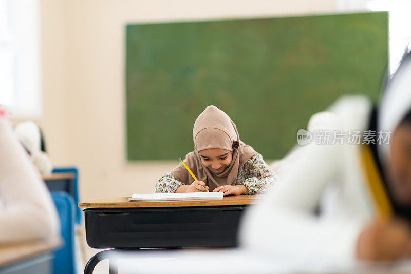 微笑的穆斯林女孩书写