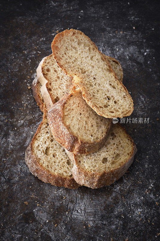 煎锅上的黑麦面包片