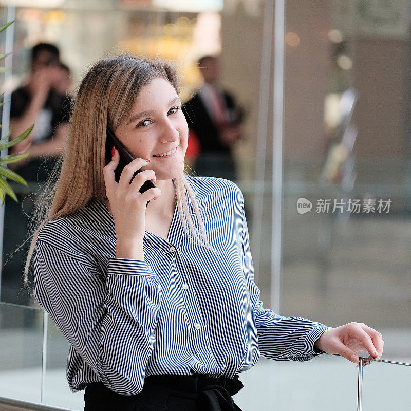 年轻女子正在用手机说话