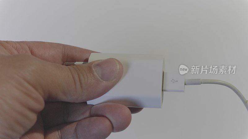 手动断开USB充电线到智能手机。UltraHD资料片