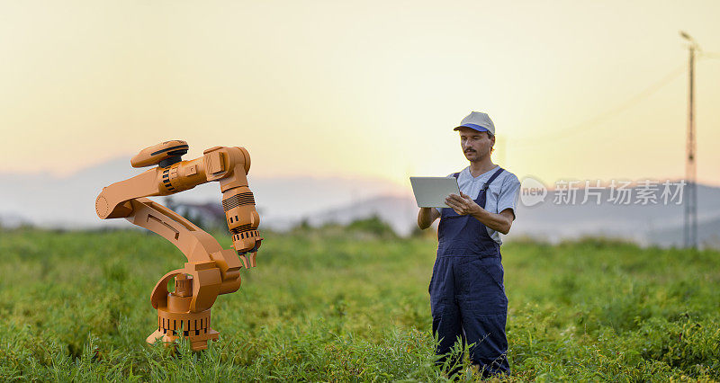农民操作智能农业机器人