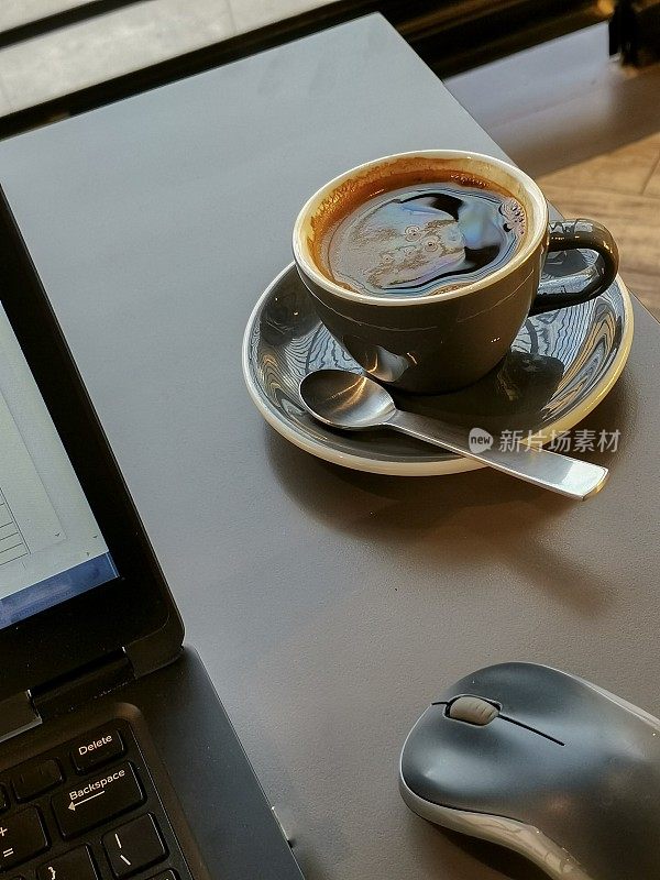 工作桌上放一杯美式咖啡