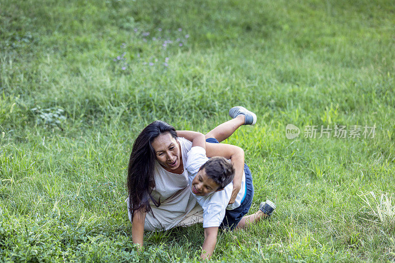 妈妈和儿子在公园里的肖像