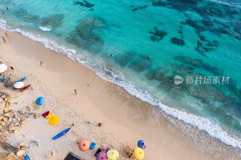 海滩伞和蓝色的海洋。从上面看海滩景色