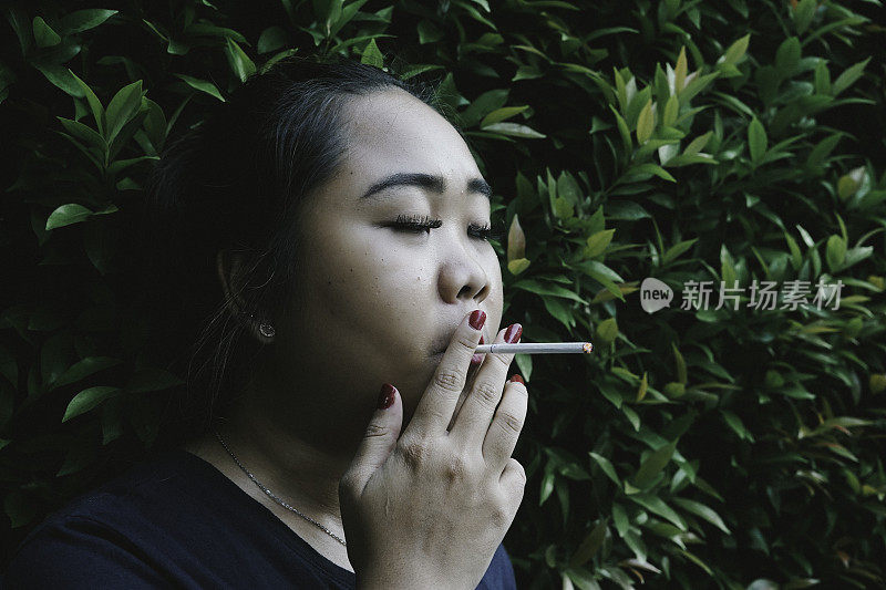 吸烟的东盟妇女