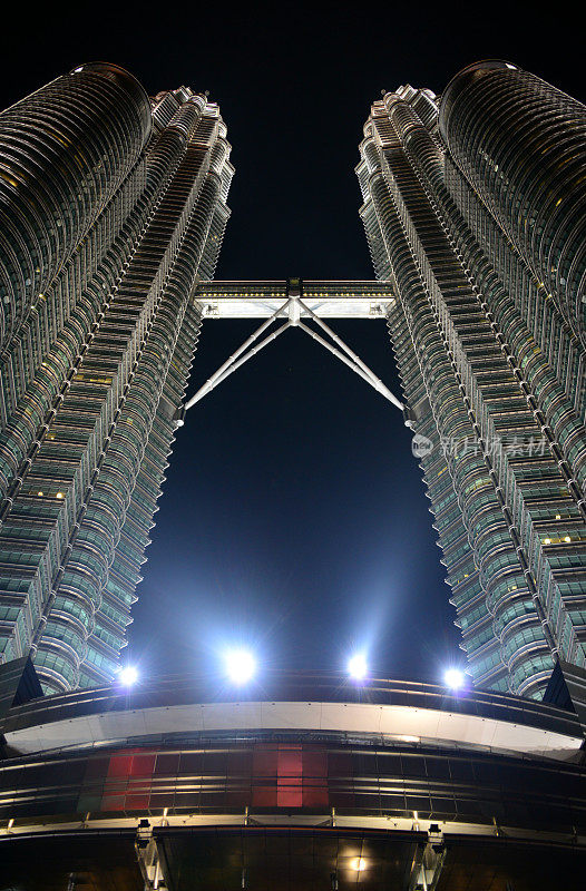 马来西亚吉隆坡的双子塔夜景灯