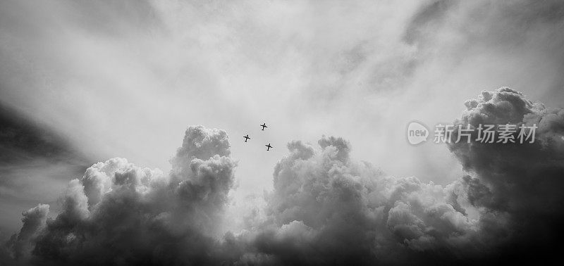 三架飞机从戏剧性的云层中飞出来