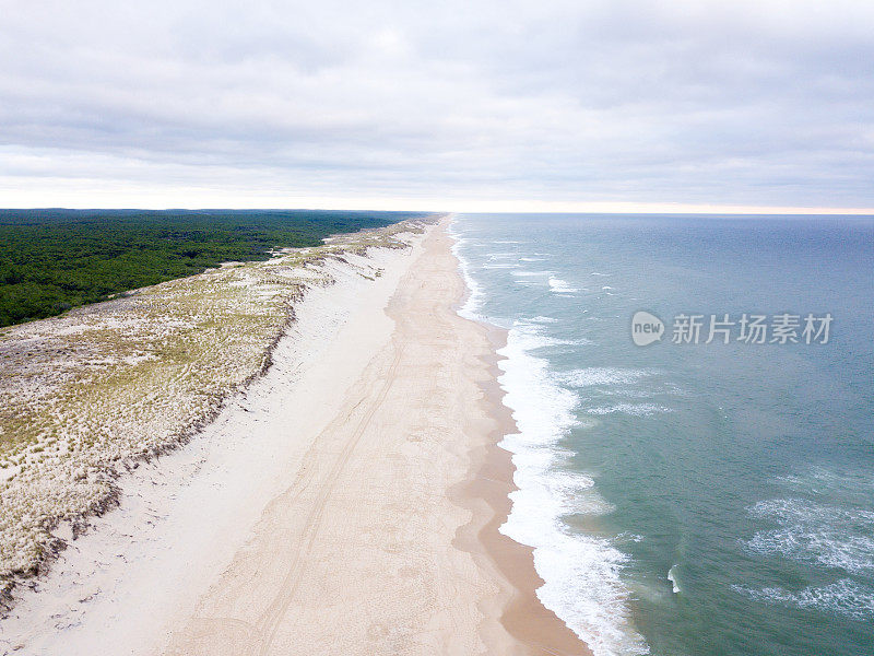 壮观的鸟瞰图，美丽的白色沙丘沐浴在强烈的海浪