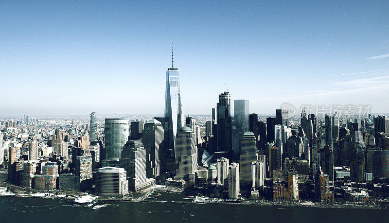 鸟瞰曼哈顿通过直升机在纽约市，纽约，美国