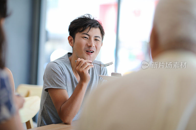 和家人在餐厅吃午饭