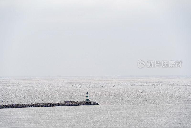 海上的灯塔和丁坝