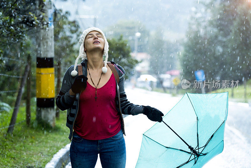 女人享受着洒落在她周围的雨水