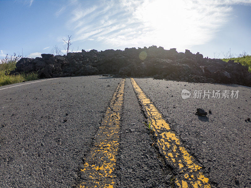 夏威夷火山国家公园，熔岩覆盖道路