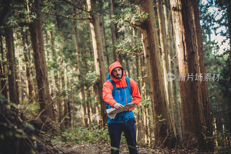 一名男子在日本森林里徒步旅行