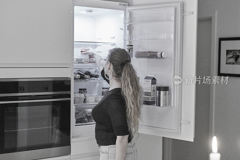 家庭主妇检查冰箱