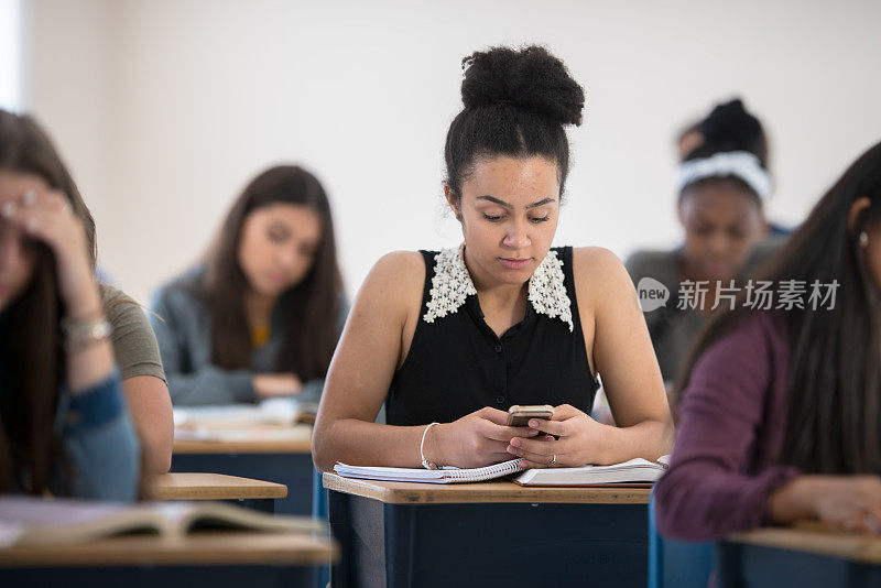 女大学生在班级库存照片