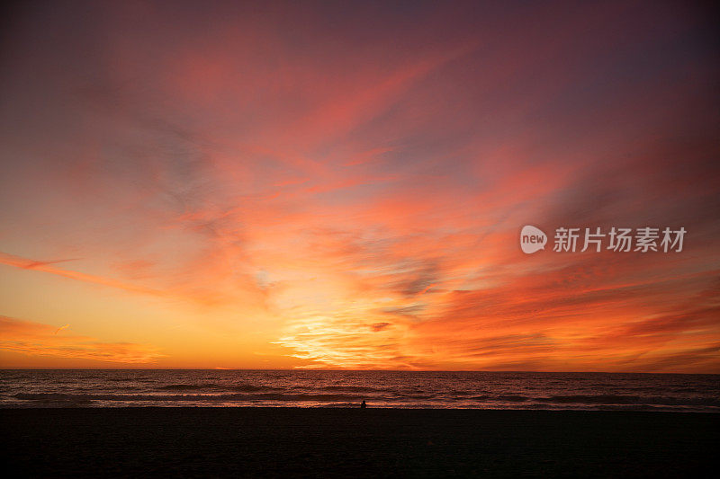 海上多彩的日落