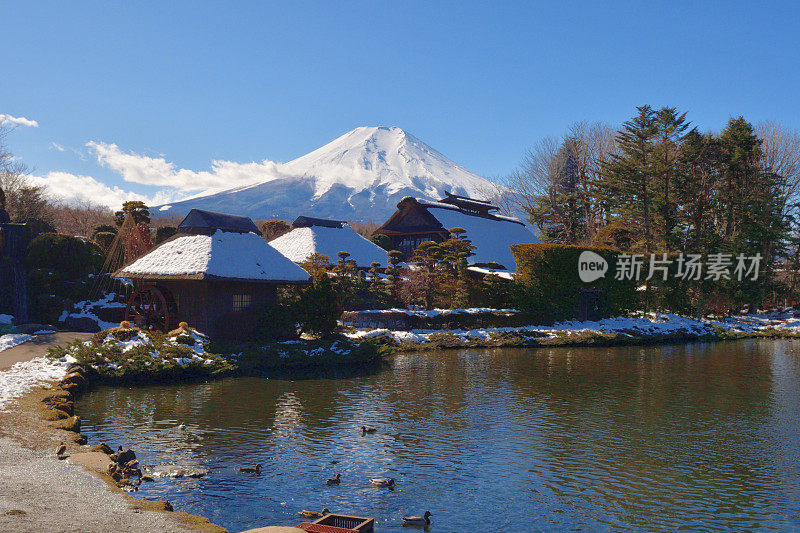 白雪覆盖的富士山，摄于山梨县大野hakkai