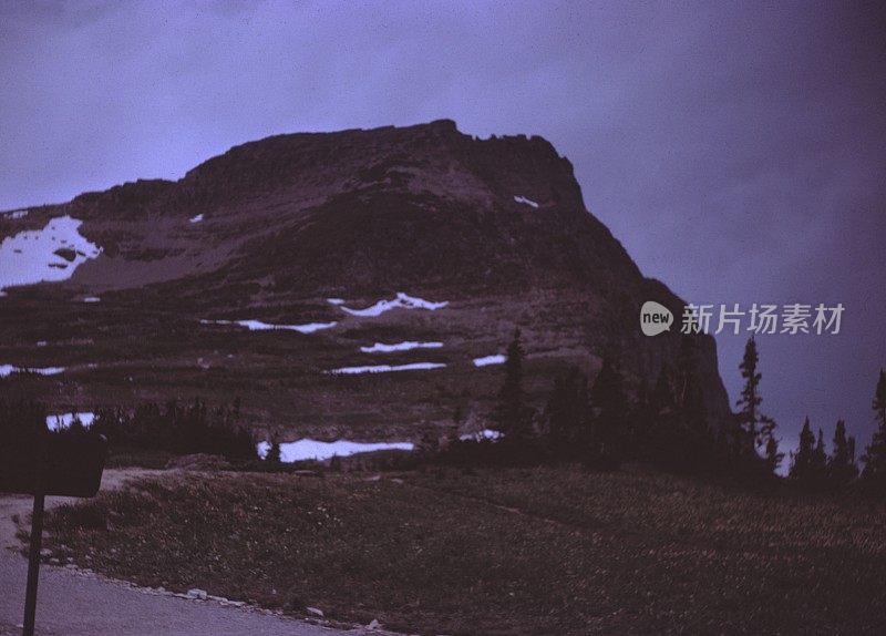 灰色天空下的棕色岩石山