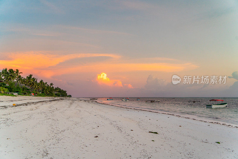 坦桑尼亚桑给巴尔的海滩和夕阳下的小船