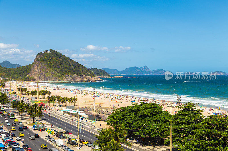 夏日，巴西里约热内卢的科帕卡巴纳海滩