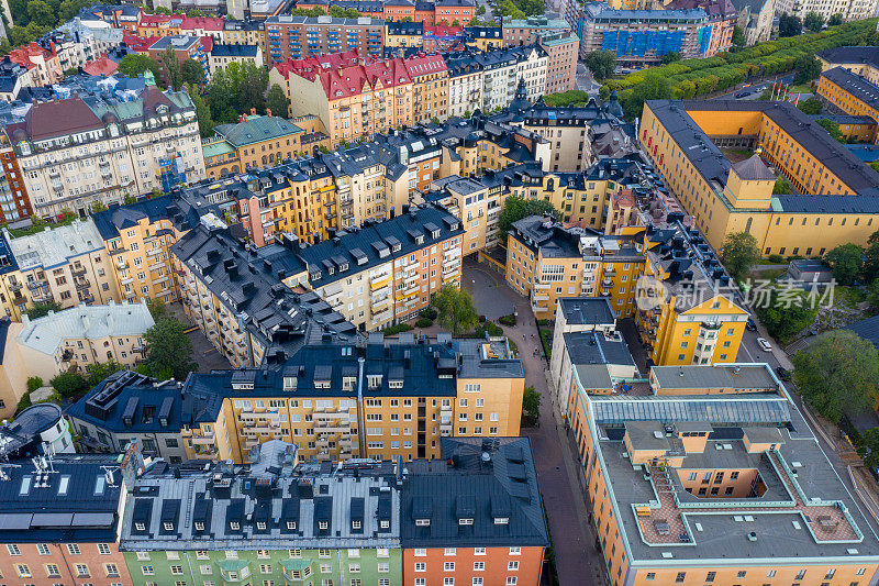 飞越斯德哥尔摩市中心的公寓楼