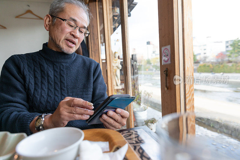 日本男子饭后使用智能手机