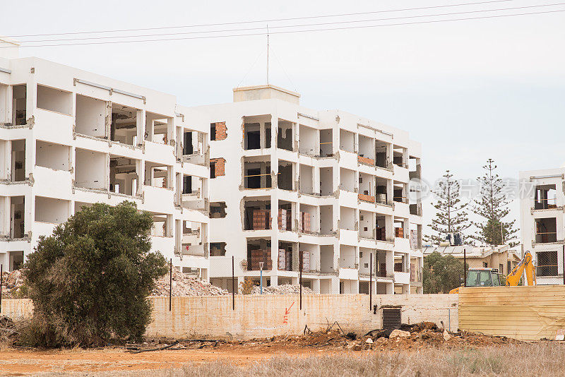 塞浦路斯的一家酒店的重建。摧毁建筑。拆除建筑物。房子的废墟。