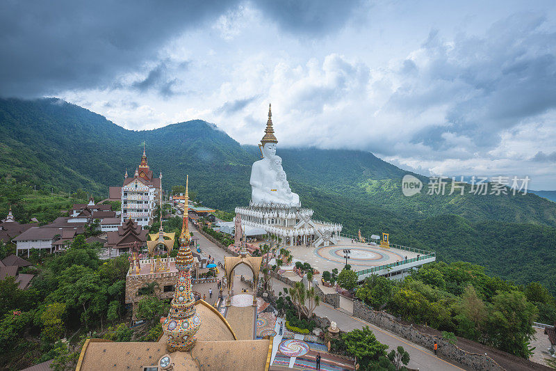 泰国白差汶省佛寺的佛像安装