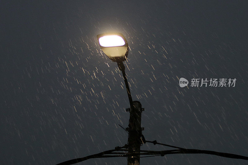 雨中的城市