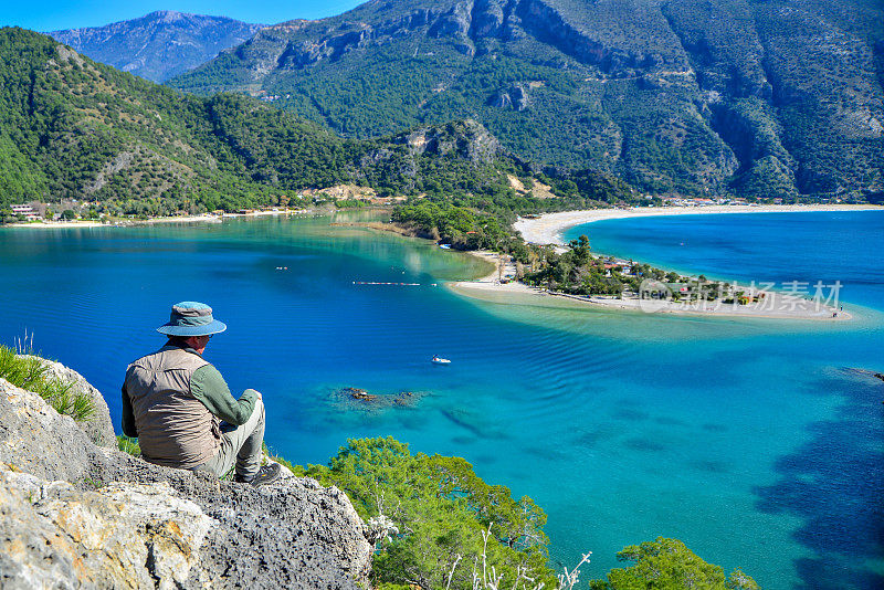 欣赏风景的摄影师。Ölüdeniz来自土耳其Fethiye。