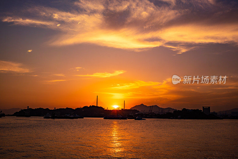 夕阳下的海港，香港