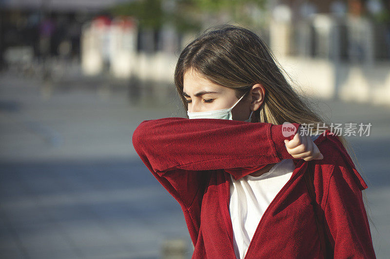 一个年轻女人打喷嚏的肖像