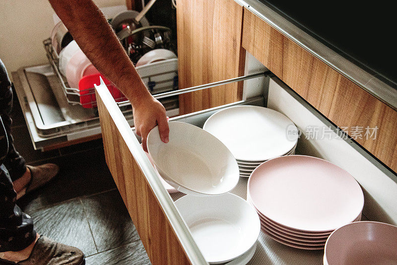 把洗好的盘子放在洗碗机里