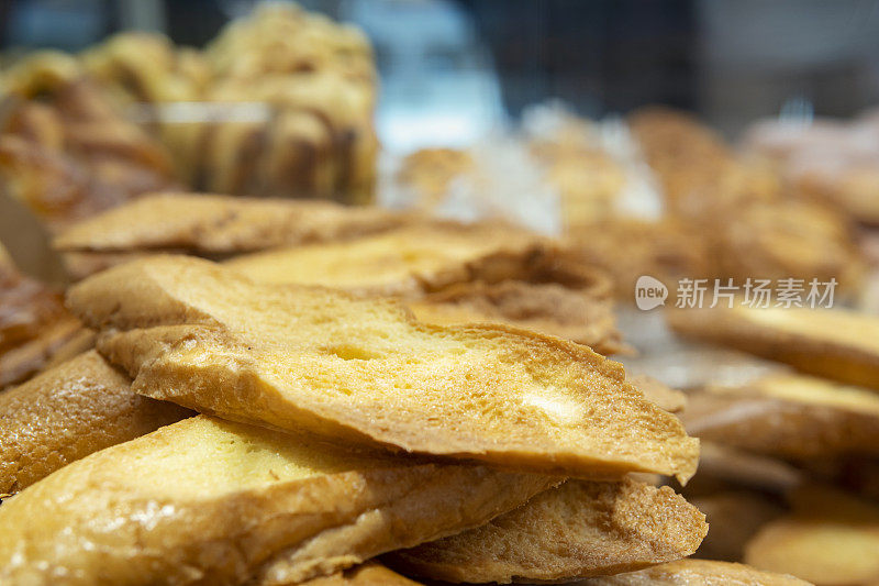 木架上新鲜烤蒜蓉面包的特写