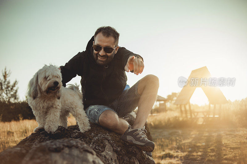 登山运动员在一棵被砍倒的大树上休息