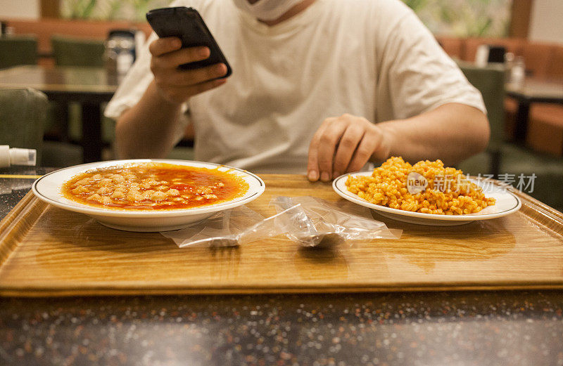 男人在午餐时间用手机发短信