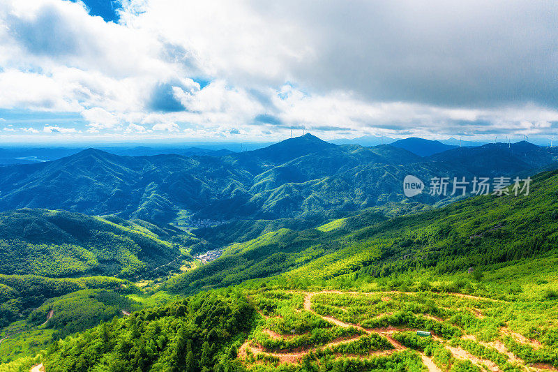 风力发电大面积分布在山区