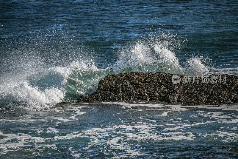 在斯瓦尼奇，海浪拍打着岩石