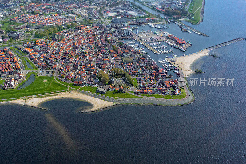 鸟瞰图上的前Urk岛在IJsselmeer的海岸在弗莱弗兰，荷兰