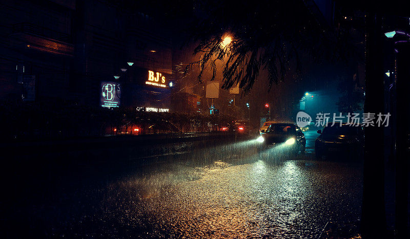 加尔各答季风季节的街道夜景