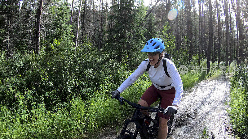 女山地电动自行车沿着森林小径