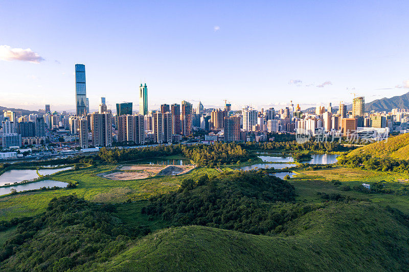 日落时分，深圳和香港交界处的无人机图像