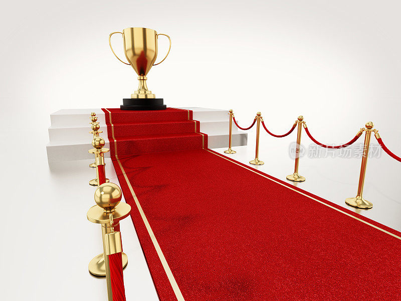 红地毯和支柱绳引导金杯站在领奖台上