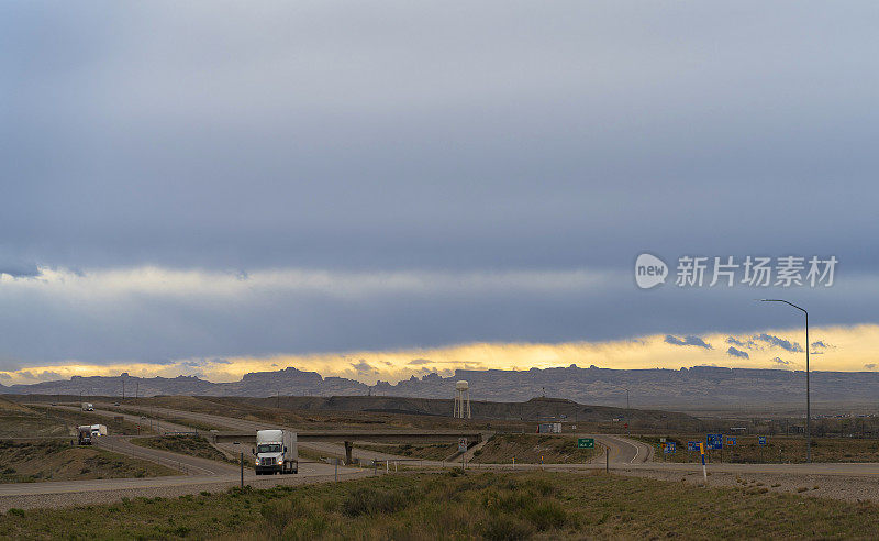 早春时节，美国犹他州格林河附近的沙漠中US-70高速公路的十字路口。