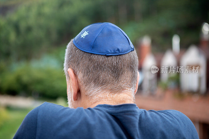 犹太教的宗教偶像和象征-成熟的男人在他的头戴圆顶小帽