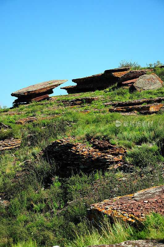 基座上的两块平坦的石头构成了山顶古代天文台的地标。