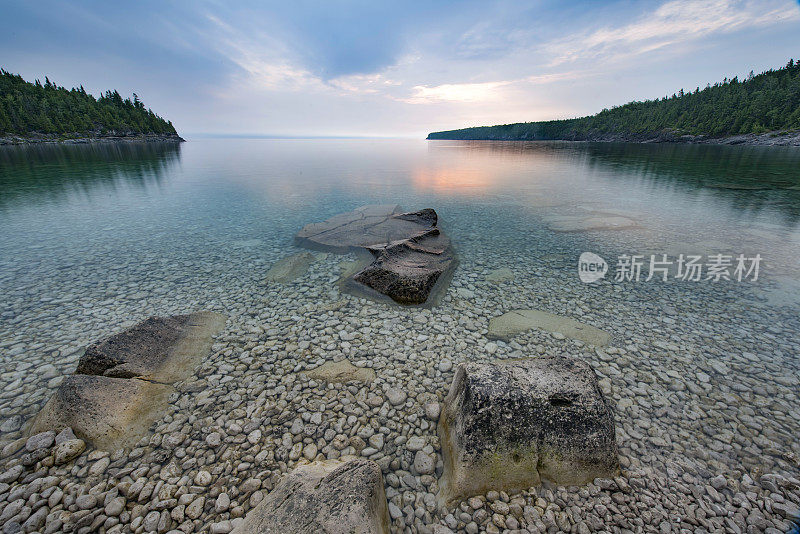 黎明时分的小海湾，布鲁斯半岛国家公园，托博莫里，加拿大