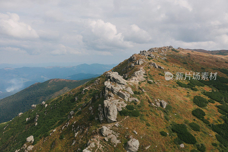 风景鸟瞰喀尔巴阡山脉在乌克兰