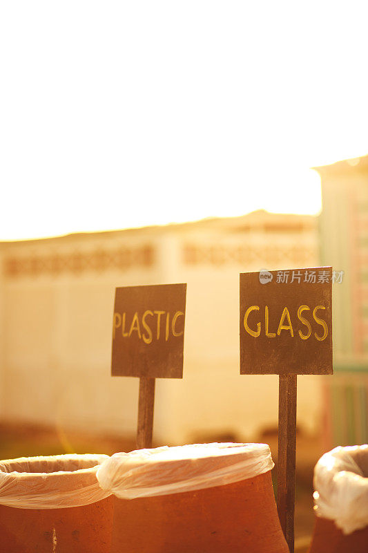 指示塑胶及玻璃回收地点的标志